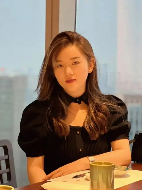 我和若驰以前每个星期都会约会前段时间工作越来越忙