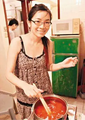 港美女空姐衣衫不整被藏尸衣柜 疑遭人勒死(图)