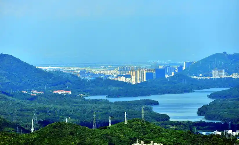 铁岗水库,远处可见建设中的深圳机场卫星厅,沿江高速