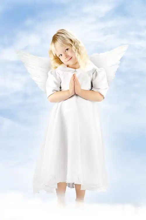 祈祷的小女孩图片