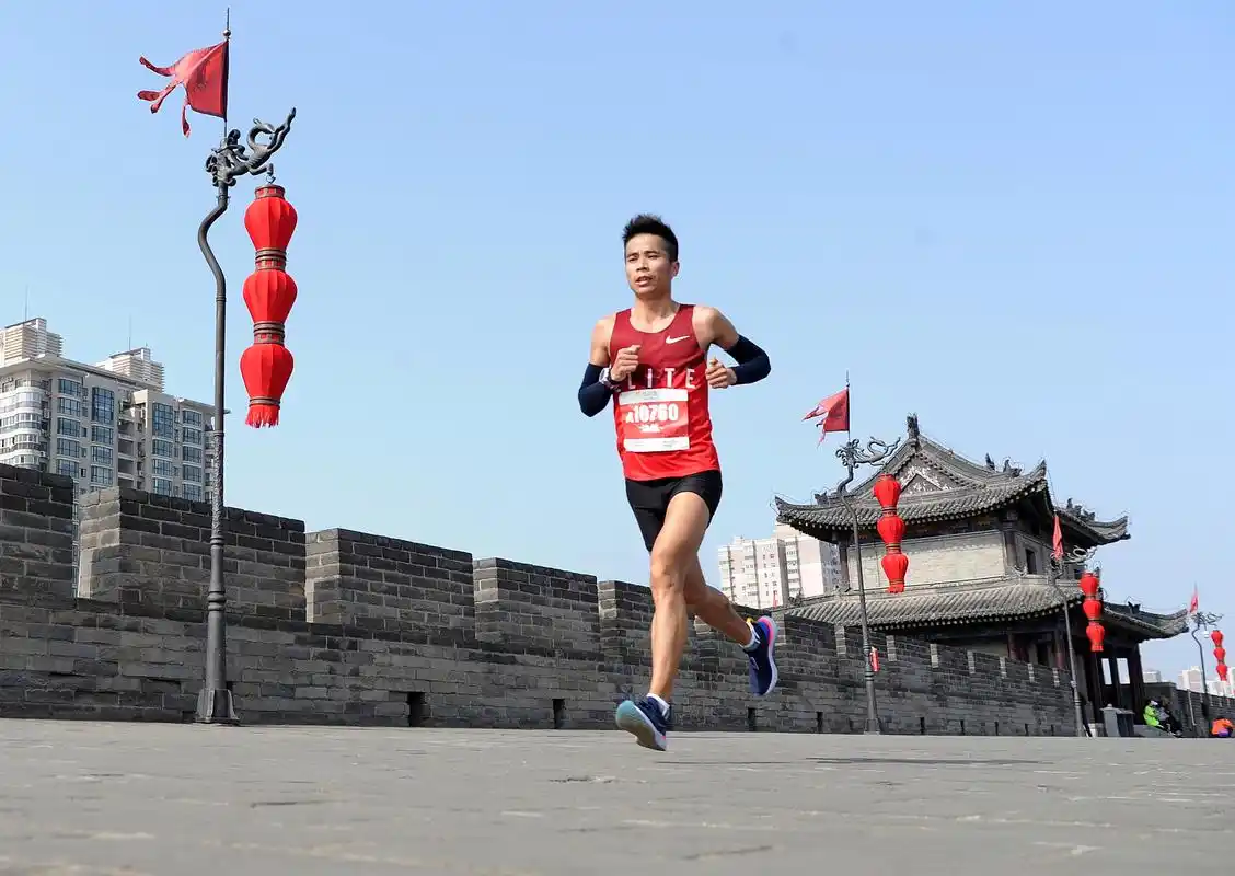 西安城墙国际马拉松赛吸引近5万人注册报名