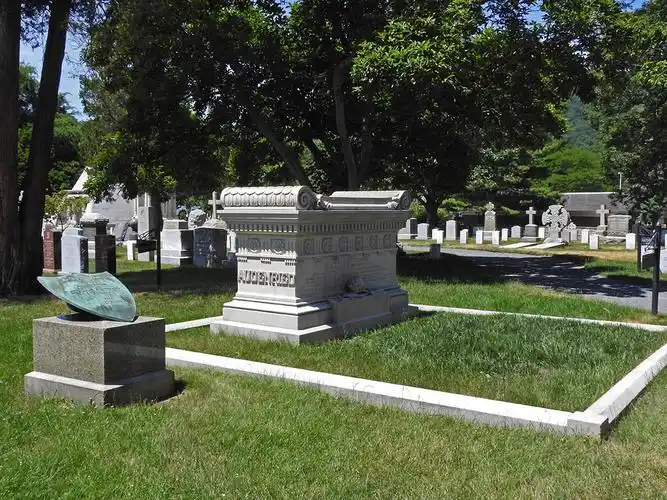 009   八千人的墓地建在学校中心地带,在中国是不可想象的.