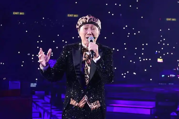 74岁许冠杰登红馆唱足40多首歌,演出4小时拒绝划水,忆亡兄泪目_弟弟