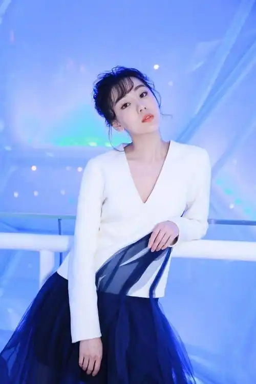 夏恩受邀中国国际时装周轻纱长裙难掩俏皮