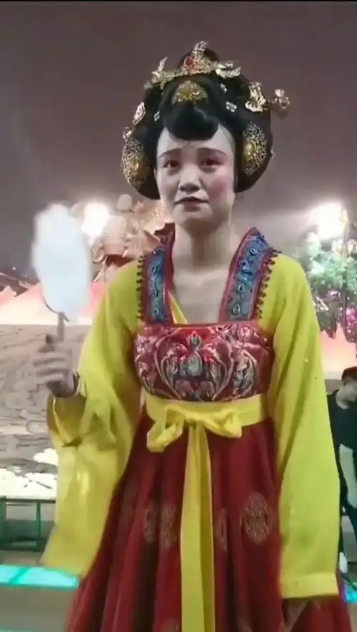 不倒翁小姐姐爆红背后……真相你知道吗?