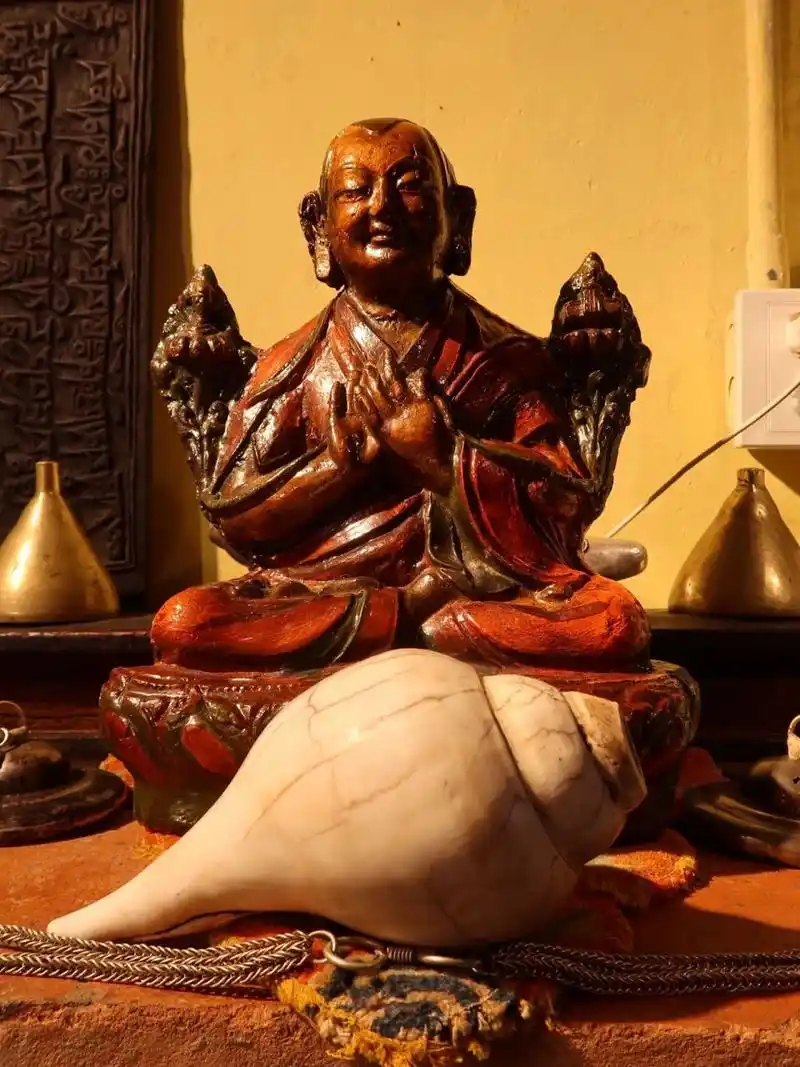 「收藏」|藏传佛教法器——法螺 法螺,又叫右旋海螺,藏语称为"东嘎叶