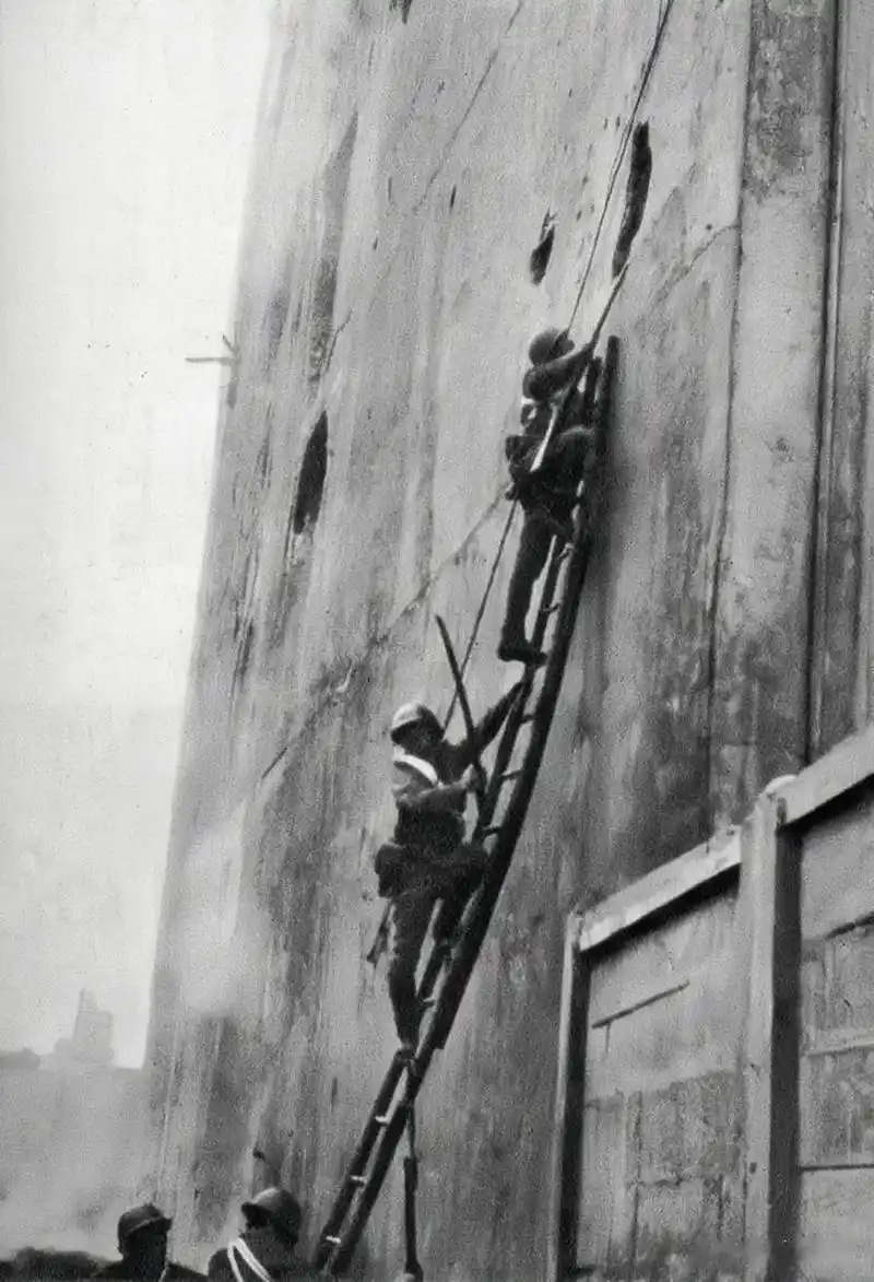 上海四行仓库保卫战,日军试图用楼梯进入仓库内,仓库外围满是弹孔;这