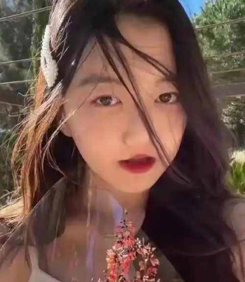 18岁李嫣拍成人礼大片!兔唇明显,眼神狠毒,一点都不像王菲!