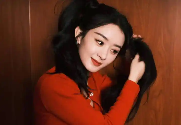 赵丽颖新年红喜庆大片,扎双马尾蝴蝶结盘发好俏皮灵动,甜美可爱_颖宝