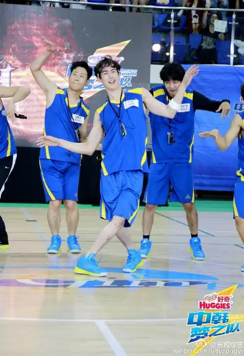 "00后女神"@曹曦月现场表演可爱颂表白尼坤@2pmnichkhun新晋队长