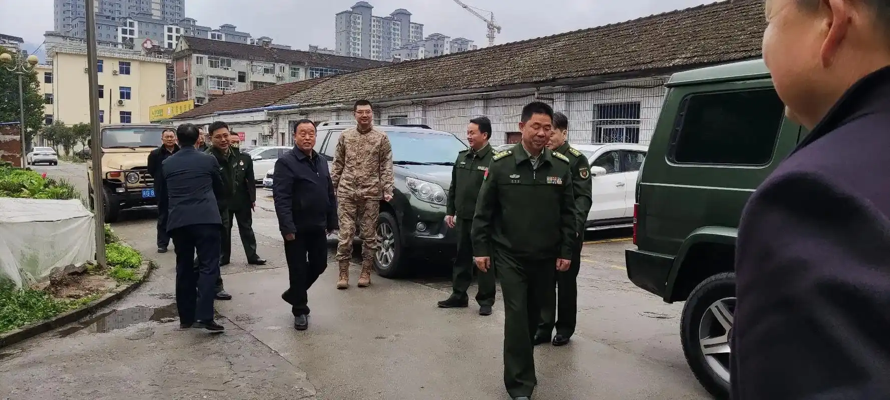 安康军分区司令员王军贤视察石泉军协授牌