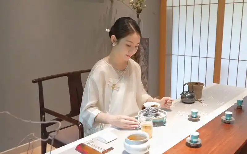 茶修王琼创立的《行茶十式》,亲女儿是这样说的
