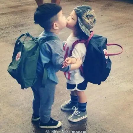 有没有2个小孩子背影的qq头像.类似于这样的