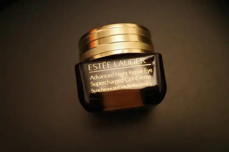 一组雅诗兰黛眼霜小金管的随拍