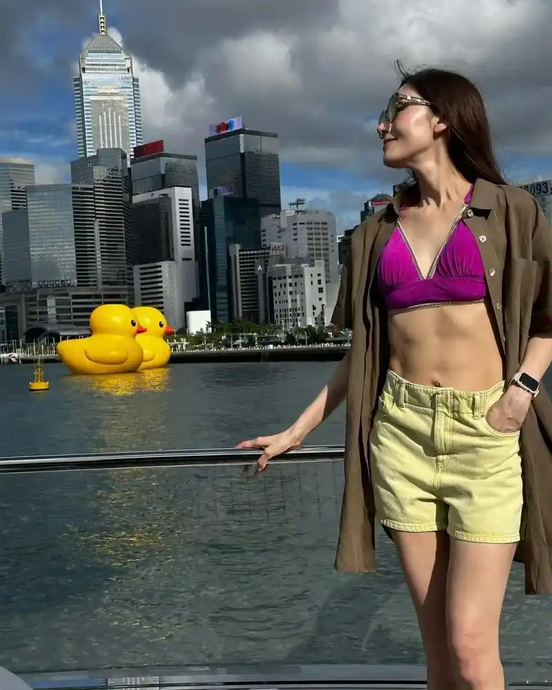 香港著名女星李嘉欣生活照,虽然她今年已经53岁,身材依然这么好,真的