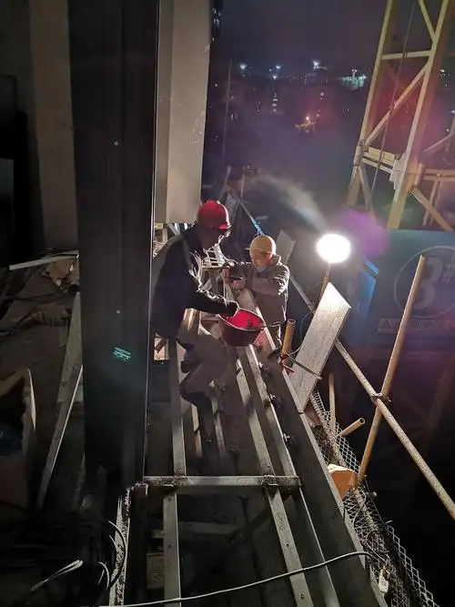 6#楼幕墙:石材幕墙加班挂石材,满焊.