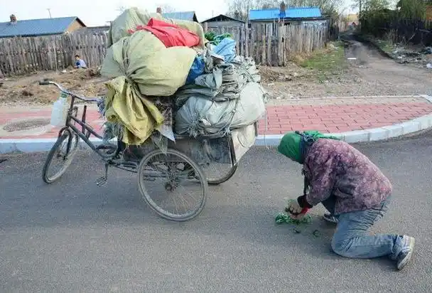 本文系真实事件,资料来源--《母亲捡破烂供儿子读大学》本文源自真实