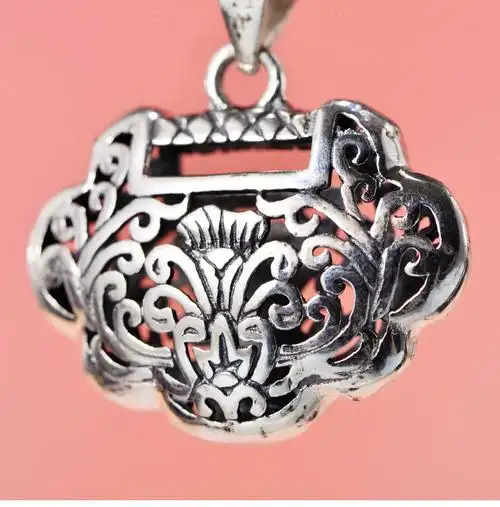 925纯银饰品镂空花纹小巧个性祥云长命锁女士吊坠热销时尚款