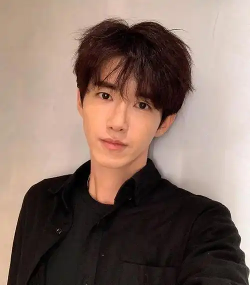 组图韩星黄光熙晒自拍头发微卷眼神温柔变标准帅哥