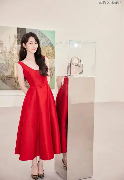 袁冰妍大红长裙性感写真