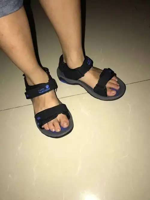 我是初中生,哪一双凉鞋穿到学校里好看,我是男的