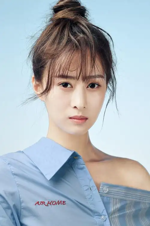 韩烨睡衣风写真曝光 轻熟性感小露香肩气场足