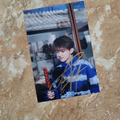 易烊千玺亲笔签名照片时尚周边6寸保真无印刷送闺蜜朋友礼物正版