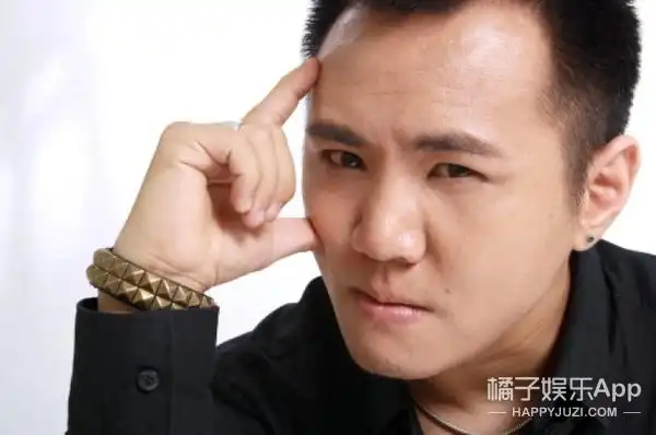 他叫刘欣翰,曾用名刘潇潇,在黄晓明主演的《大汉天子》里扮演过郭舍人