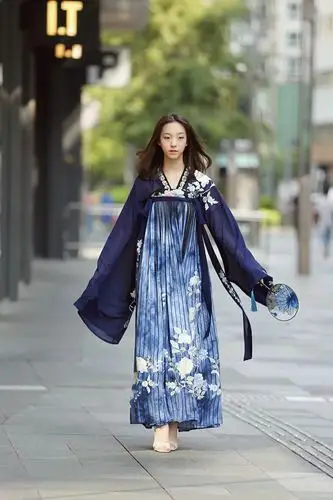 街拍:妹子一身汉服装太美了,仿佛是从古代走出来的女子!