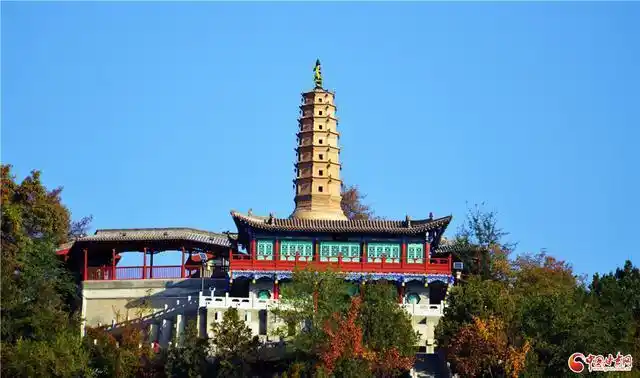 冬阳暖白塔秋景意正浓