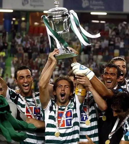 图文里斯本竞技夺葡萄牙超级杯高举冠军奖杯