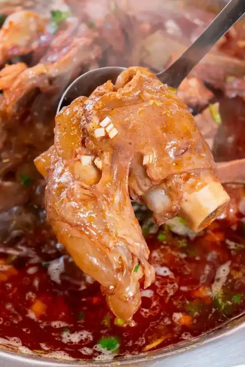 是会让你越嚼越上瘾的肉肉吃过了羊骨来尝一尝独家秘制的羊拐筋羊拐筋