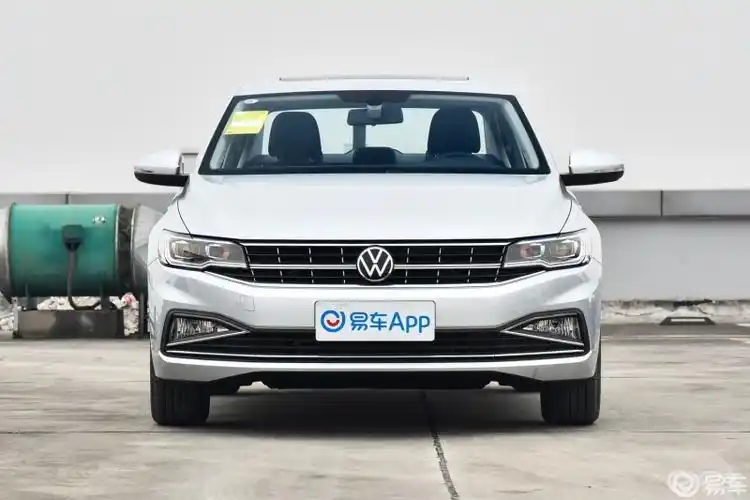 21款宝来自动精英车内后视镜顶棚区域有没有用于接行车记录仪的usb口?