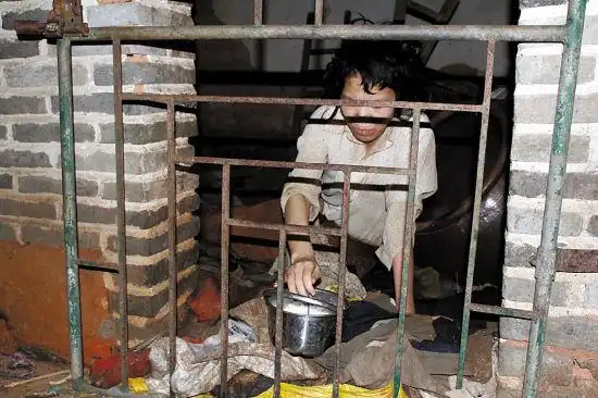 农妇患精神病被锁黑房12年