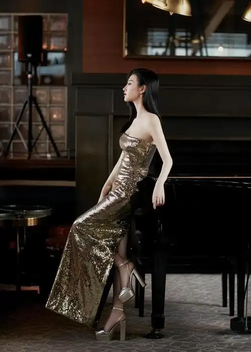 景甜"清纯"起来真要命,穿深v小白裙拍写真,清新动人甜过初恋