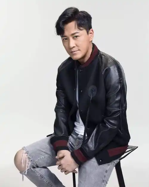 从峯少变成一个快乐憨憨林峯希望有惊喜给观众