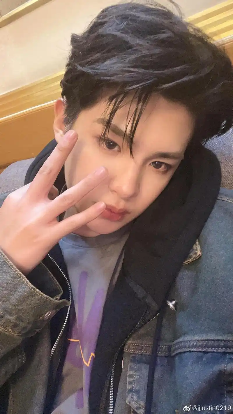 黄明昊晒帅气自拍照用手比3庆祝出道三周年