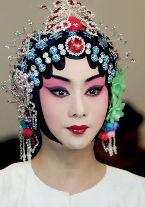 旦角的脸部化妆