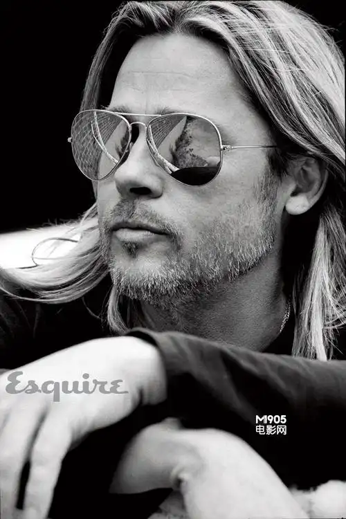 布拉德·皮特登杂志封面 长发骑机车展硬汉一面