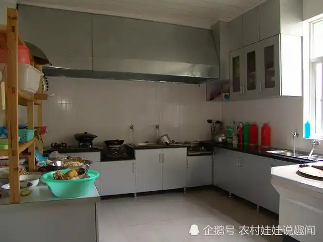 大家也都用上了煤气灶或者天然气灶,烧水做饭再也不用把厨房弄得乌烟