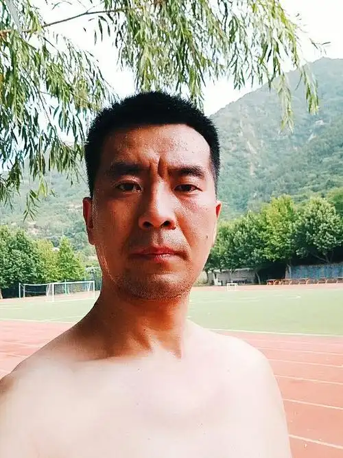 完成户外跑步5.08公里, 27分29秒 光膀子跑就是爽!