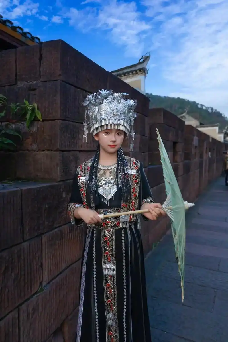 苗族侗族少数民族服装