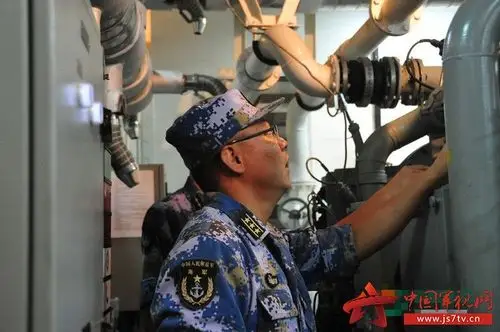 组图长剑善舞看临沂舰舰长高克的手中利剑