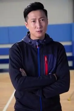 温馨洪金宝长子洪天明片场与妻儿团聚讲明不希望儿子进娱乐圈