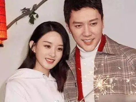 赵丽颖朱一龙邻座热聊,高颜值同框被赞般配,但侧脸一看像谢娜?