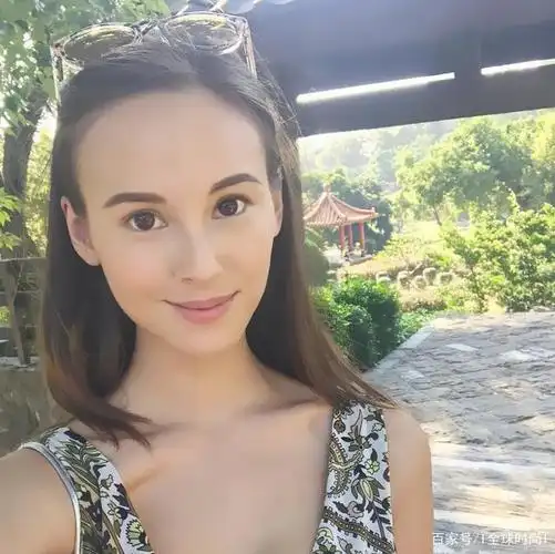 中澳混血模特 嫩白肤质温柔感,清新的海岸风一字肩的小女人