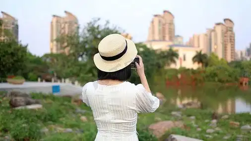 草地上少女背影回眸女生美女女孩子女人美人女性人像