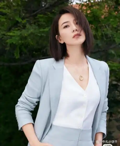 想要像高圆圆这样干练利落,将头发三七分,发尾处一刀剪,使得整体的