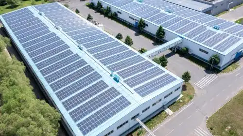 航拍现代化工厂厂房上的光伏发电太阳能板