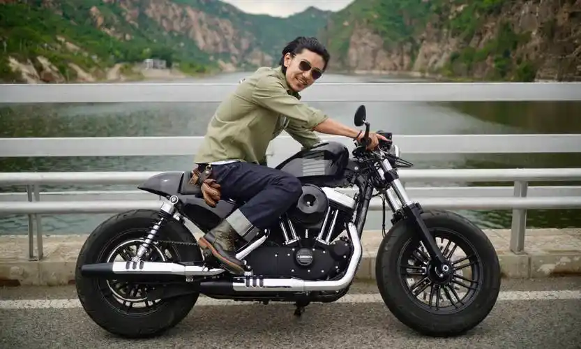 石昊正机车型男骑行享惬意时光